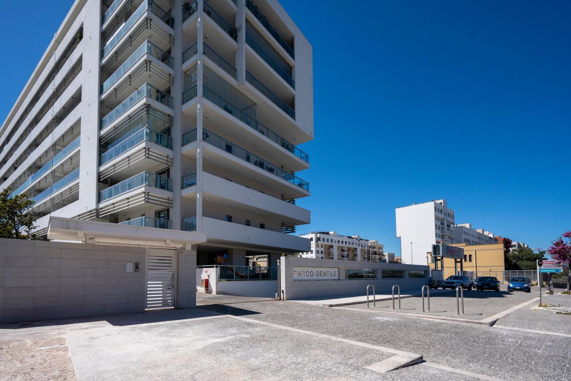 Kind Park - Sleek Apartment With Terrace & Parking Bari Exterior photo